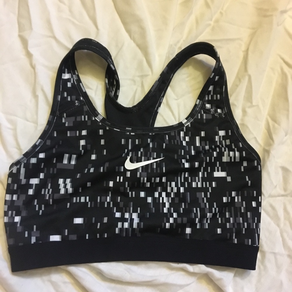 black and white nike sports bra